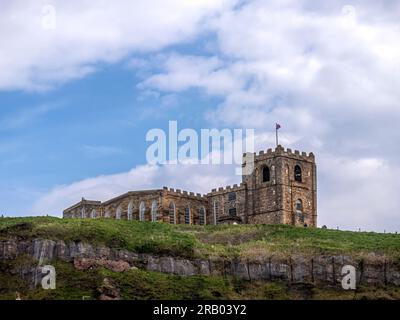 Whitby Church, mit Blick auf die Kirche vom Hafen aus Stockfoto