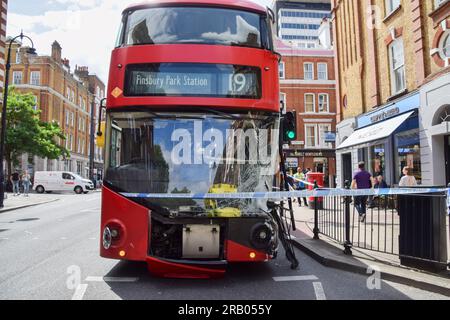 London, Großbritannien. 6. Juli 2023 Ein Bus wurde nach einem Unfall in Bloomsbury, im Zentrum von London, schwer beschädigt. Laut einem Sanitäter am Tatort, kollidierte es höchstwahrscheinlich mit einem Leitplanken und es gab keine Verletzungen. Kredit: Vuk Valcic/Alamy Live News Stockfoto