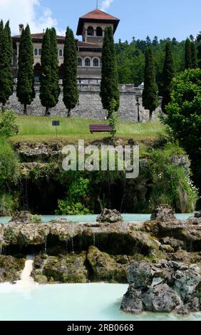 Das Schloss Cantacuzino ist im neoromanischen Stil erbaut, der einzige rumänische Architekturstil, der die Tradition wiederbelebt hat Stockfoto