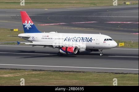 ISTANBUL, TURKIYE - 17. SEPTEMBER 2022: Air Serbia Airbus A319-132 (2277) Landung zum Istanbul International Airport Stockfoto