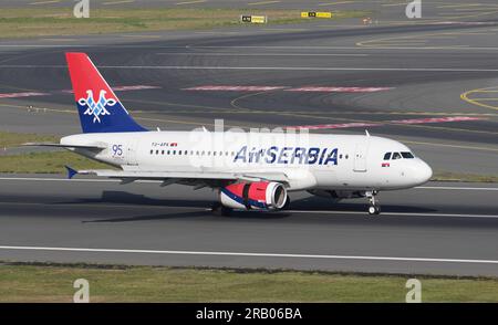 ISTANBUL, TURKIYE - 17. SEPTEMBER 2022: Air Serbia Airbus A319-132 (2032) Landung zum Istanbul International Airport Stockfoto