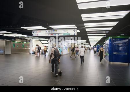 Paris, Frankreich - 25. Juni 2023 : Blick auf die U-Bahn und den Regionalbahnhof Chatelet in Paris, Frankreich Stockfoto
