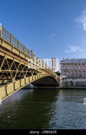 Paris, Frankreich - 25. Juni 2023 : Blick auf eine wunderschöne Brücke, die seine und die berühmte Kathedrale Notre Dame in Paris, Frankreich Stockfoto