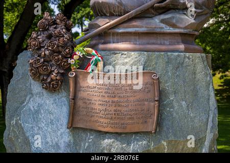 Detail der Inschrift auf dem Denkmal der Heiligen Elisabeth von Ungarn auf dem Gelände der Burg Bratislava, Slowakei Stockfoto