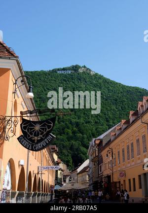 Brașov ist eine Stadt in Rumänien, die für ihre mittelalterliche Architektur und ihre malerische Lage in den Karpaten bekannt ist. Stockfoto