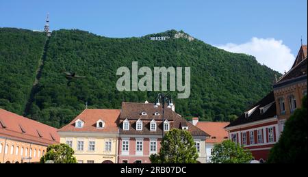 Brașov ist eine Stadt in Rumänien, die für ihre mittelalterliche Architektur und ihre malerische Lage in den Karpaten bekannt ist. Stockfoto