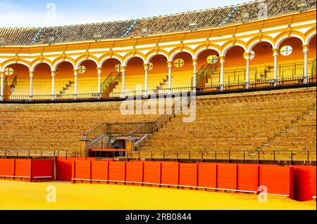 Sevilla, Spanien - 20. Januar 2023: Seitenansicht der Tribünen im Gebäude aus dem 18. Jahrhundert. Das National Landmark Strucutre ist eine Touristenattraktion. Stockfoto