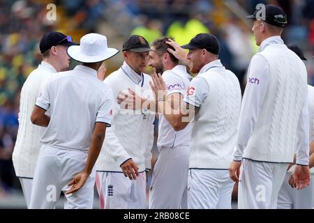 Der englische Joe Root (Centre) feiert mit Teamkollegen, nachdem er während des ersten Tages des dritten Ashes-Testspiels in Headingley, Leeds, einen Fang gemacht hat, um Australiens Travis Head (nicht abgebildet) zu entlassen. Foto: Donnerstag, 6. Juli 2023. Stockfoto