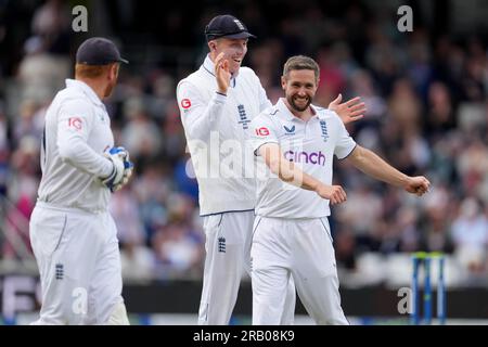 Chris Woakes aus England (rechts) feiert mit Zak Crawley aus England (Mitte), nachdem er mit dem Ball gebowlt hat, um Travis Head aus Australien (nicht abgebildet) während des ersten Tages, eines der dritten Ashes-Testspiele in Headingley, Leeds, abzulehnen. Foto: Donnerstag, 6. Juli 2023. Stockfoto