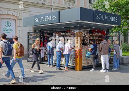 Belgrad, Serbien - 28. Mai 2023: Touristen kaufen Geschenke im Souvenirs Kiosk Knez Mihailova Street im Zentrum der Hauptstadt sonniger Frühling. Stockfoto