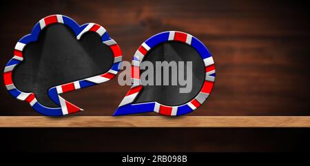 Zwei leere Sprechblasen mit UK-Flagge (Union Jack Flag), auf einem Holzregal mit Kopierraum für einen kurzen Satz, mit einer braunen Wand auf dem Hintergrund. Stockfoto