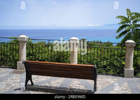 Leere Bank mit Blick auf das türkisfarbene Tyrrhenische Meer in Tropea, Kalabrien, Italien Stockfoto