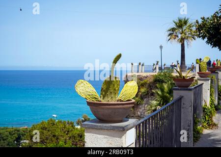 Türkisfarbenes Tyrrhenisches Meer vom Aussichtspunkt der wunderschönen italienischen Stadt Tropea, Kalabrien, Italien Stockfoto