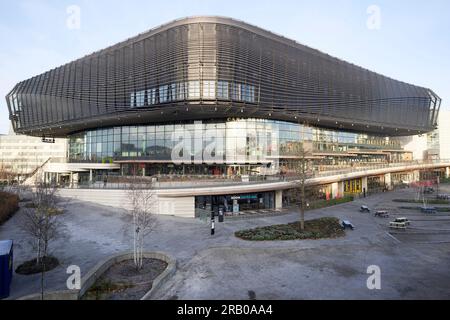 Eckhöhe des Gebäudes mit öffentlichem Platz. Watermark WestQuay Showcase Cinema, Southampton, Großbritannien. Architekt: ACME, 2017. Stockfoto