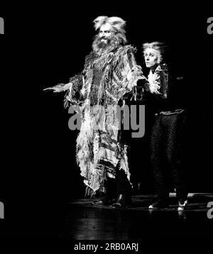 l-r: Brian Blessed (Bustopher / Old Deuteronomy), Wayne Sleep (Quaxo / Mr Mistoffolees) in CATS im New London Theatre, London 11/05/1981 basierend auf T. S. Eliots „Old Possum's Book of Practical Cats“ Komponist Andrew Lloyd Webber Design: John Napier Beleuchtung: David Hersey Choreographie: David Trevor Lynn Stockfoto