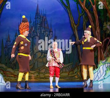 l-r: Matthew Kelly (Ugly Sister), Wayne Sleep (Dandini), Matthew Rixon (Ugly Sister) in CINDERELLA im New Wimbledon Theatre, London SW19 09/12/2014, geschrieben von Eric Potts Choreograph Lizzi Gee Regisseur Ian Talbot Stockfoto