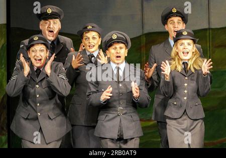 Front, l-r: Rachel Izen (Corporal Jenkins), Wayne Sleep (The Adj - Flight Lieutenant Roger Hart), Cate Debenham-Taylor (Pilot Officer Ripley),rear, l-r: James Head (Sgt. Bradbury), Sorelle Marsh (A.C.W. Hutton), James Bisp (A.C. Clarke) im New Players Theatre, London WC2 01/09/2005, Buch, Musik und Texte von Robert A. Gray Direction & Choreography: Stewart Nicholls Stockfoto