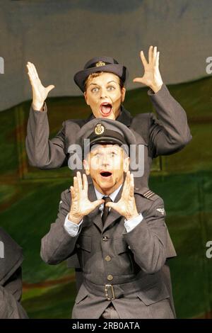 Wayne Sleep (The Adj - Flight Lieutenant Roger Hart), Sorelle Marsh (A.C.W. Hutton) im New Players Theatre, London WC2 01/09/2005, Buch, Musik und Texte von Robert A. Gray Direction & Choreography: Stewart Nicholls Stockfoto