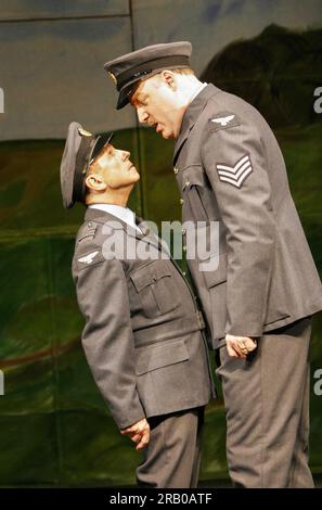 l-r: Wayne Sleep (The Adj - Flight Lieutenant Roger Hart), James Head (Sgt. Bradbury) im New Players Theatre, London WC2 01/09/2005, Buch, Musik & Texte von Robert A. Gray Direction & Choreographie: Stewart Nicholls Stockfoto