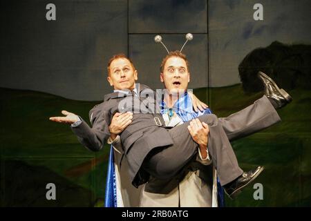 l-r: Wayne Sleep (The Adj - Flight Lieutenant Roger Hart), William Ludwig (Grebleips) in LUFT im New Players Theatre, London WC2 01/09/2005 Buch, Musik & Texte von Robert A. Gray Direction & Choreographie: Stewart Nicholls Stockfoto