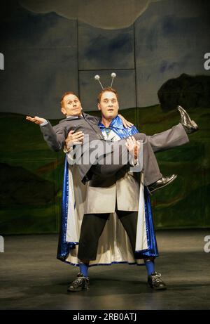 l-r: Wayne Sleep (The Adj - Flight Lieutenant Roger Hart), William Ludwig (Grebleips) in LUFT im New Players Theatre, London WC2 01/09/2005 Buch, Musik & Texte von Robert A. Gray Direction & Choreographie: Stewart Nicholls Stockfoto