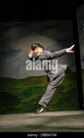 Wayne Sleep (The Adj - Flight Lieutenant Roger Hart) in DIE LUFT im New Players Theatre, London WC2 01/09/2005 Buch, Musik & Texte von Robert A. Gray Direction & Choreography: Stewart Nicholls Stockfoto