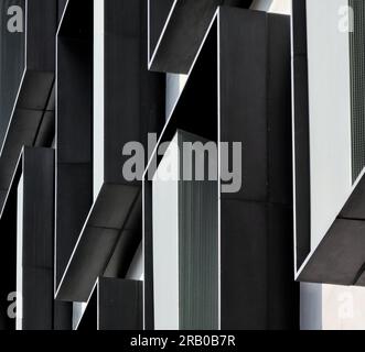 Geometrisches Gebäude, Fassade, minimalistische Architektur, moderne Fensterrahmen, Nahaufnahme, abstrakter Hintergrund Stockfoto