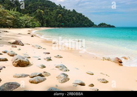 Wunderschöner tropischer Strand mit weißem Sand, türkisfarbenem Meer vor blauem Himmel mit Wolken an sonnigen Sommertagen. Perfekter Landschaftshintergrund zum Entspannen Stockfoto