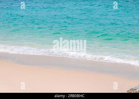 Abstrakter Sandstrand von oben mit hellblauer, transparenter Wasserwelle, Sommerurlaubslandschaft, natürlichem Schönheitsbad im Freien. Stockfoto