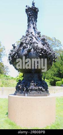 Le Poème de la Vigne oder die Vintage Vase Bronzeskulptur von Gustave Doré im Golden Gate Park San Francisco Kalifornien USA Stockfoto