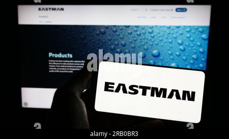 Person, die ein Mobiltelefon mit dem Logo der US-amerikanischen Eastman Chemical Company auf dem Bildschirm vor der Unternehmenswebseite hält. Konzentrieren Sie sich auf das Display des Telefons. Stockfoto