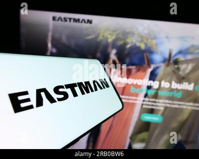 Smartphone mit Logo der amerikanischen Firma Eastman Chemical Company auf dem Bildschirm vor der Business-Website. Fokus auf die Mitte rechts des Telefondisplays. Stockfoto