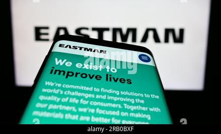 Mobiltelefon mit Webseite der US-amerikanischen Eastman Chemical Company auf dem Bildschirm vor dem Unternehmenslogo. Fokus auf oberer linker Seite des Telefondisplays. Stockfoto