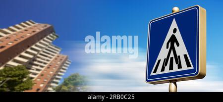 Nahaufnahme eines blauen, weißen und schwarzen Straßenschilds mit Zebrakreuzung in der Stadt mit klarem blauen Himmel und Kopierbereich. Italien, Europa. Stockfoto