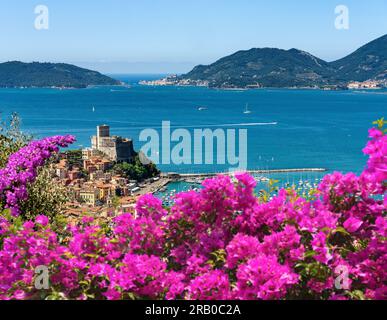 Lerici und Porto Venere oder Portovenere, touristische Resorts an der Küste des Golfs von La Spezia, Mittelmeer, Ligurien, Italien, Europa. Stockfoto