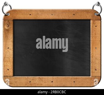 Alte leere Tafel mit rechteckigem Holzrahmen und Stahlringen zum Aufhängen. Isoliert auf weißem Hintergrund und Kopierbereich, Vorlage. Stockfoto