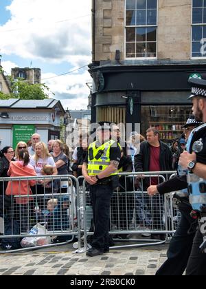 Edinburgh, Schottland, Großbritannien. 5. Juli 2023: Menschen warten auf die Ankunft der königlichen Familie in Edinburgh. Stockfoto