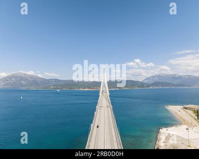 Blick aus der Vogelperspektive auf die Charilaos Trikoupis-Brücke Rio-Antirio in Griechenland Stockfoto