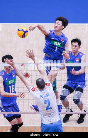 Pasay City, Philippinen. 6. Juli 2023. Wang Dongchen (oben) aus China tritt während des Pool 6-Spiels zwischen China und Slowenien bei der Men's Volleyball Nations League in Pasay City, Philippinen, am 6. Juli 2023 an. Kredit: Rouelle Umali/Xinhua/Alamy Live News Stockfoto