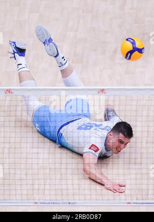 Pasay City, Philippinen. 6. Juli 2023. Klemen Cebulj aus Slowenien tritt am 6. Juli 2023 beim Spiel Pool 6 zwischen China und Slowenien bei der Men's Volleyball Nations League in Pasay City auf den Philippinen an. Kredit: Rouelle Umali/Xinhua/Alamy Live News Stockfoto