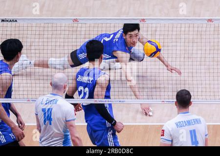 Pasay City, Philippinen. 6. Juli 2023. Jiang Chuan (oberste) aus China tritt am 6. Juli 2023 bei der Men's Volleyball Nations League in Pasay City auf den Philippinen während des Pool 6-Spiels zwischen China und Slowenien an. Kredit: Rouelle Umali/Xinhua/Alamy Live News Stockfoto