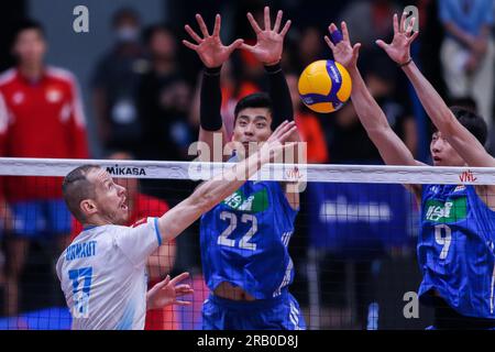 Pasay City, Philippinen. 6. Juli 2023. Tine Urnaut (L) aus Slowenien tritt am 6. Juli 2023 bei der Men's Volleyball Nations League in Pasay City auf den Philippinen beim Pool 6-Spiel zwischen China und Slowenien an. Kredit: Rouelle Umali/Xinhua/Alamy Live News Stockfoto