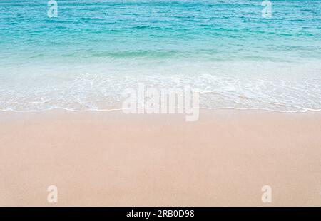 Wunderschöner Sandstrand und sanfte blaue Ozeanwelle. Speicherplatz kopieren. Stockfoto