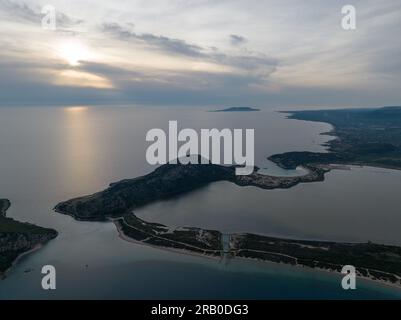 Vogelperspektive auf den Strand von Voidokilia in Messinia, Griechenland Stockfoto