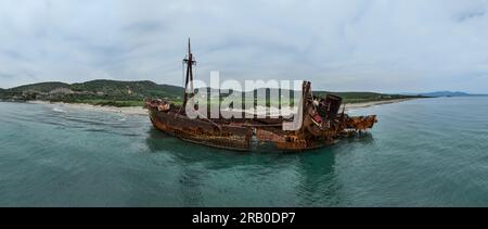Schiffswrack Dimitrios in Valtaki Beach, Peloponnese, Griechenland (Gythio) Stockfoto