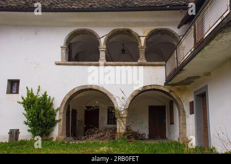 Ein altes und inzwischen stillgelegtes Wohngebäude im Dorf Ovaro in der Provinz Udine, Friaul-Julisch Venetien, Nordostitalien Stockfoto