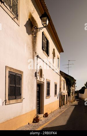 Europa, Portugal, Alentejo Region, Golega, traditionelles Haus auf der Rua do Campo in der Abenddämmerung Stockfoto