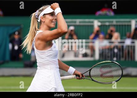 Katie Boulter feiert den Sieg über Viktoriya Tomova (nicht abgebildet) am vierten Tag der Wimbledon Championships 2023 im All England Lawn Tennis and Croquet Club in Wimbledon. Foto: Donnerstag, 6. Juli 2023. Stockfoto