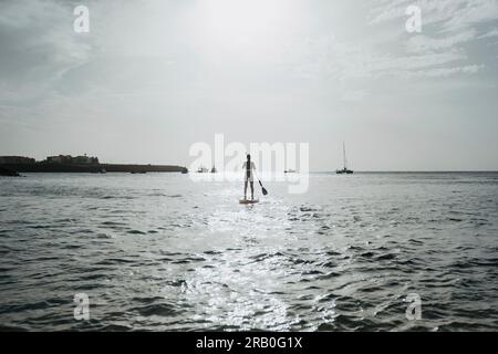 Eine Frau, die Stand-Up-Paddling macht Stockfoto