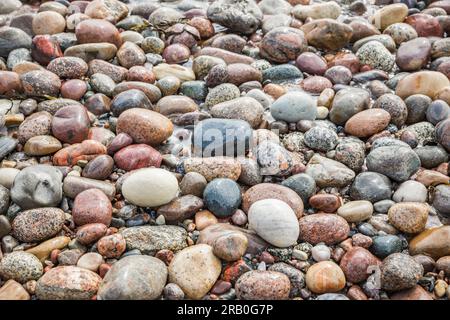 Bunte Steine an einem Kieselstrand Stockfoto